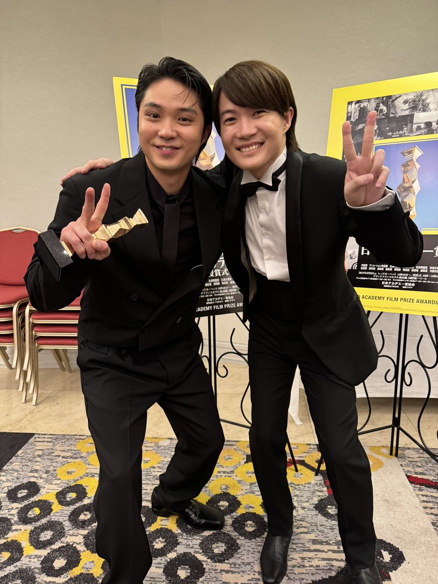 kamiki_official's tweet photo. 昨日の #日本アカデミー賞 の会場では、今まで共演させていただいた方々にもたくさんお会いできました！

らんまんな3ショットも🌸 https://t.co/CkXpa8yiYo