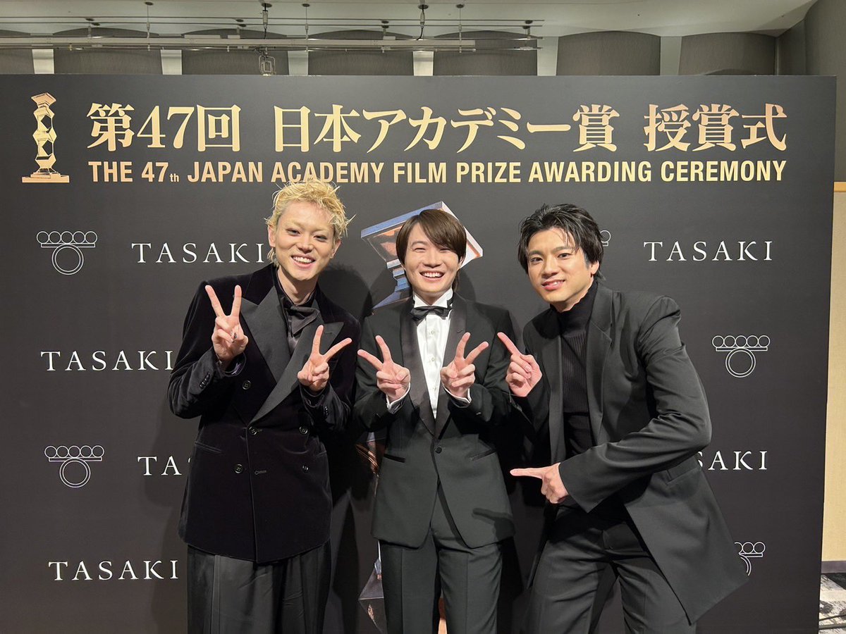 kamiki_official's tweet photo. 昨日の #日本アカデミー賞 の会場では、今まで共演させていただいた方々にもたくさんお会いできました！

らんまんな3ショットも🌸 https://t.co/CkXpa8yiYo