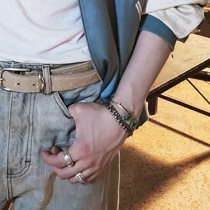 L A R G E      V E I N Y      H A N D S