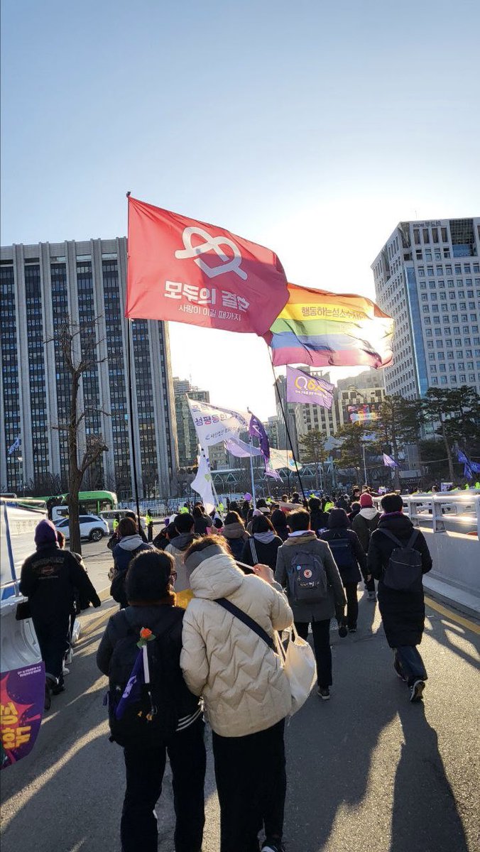 🥖모두의 결혼 X 3•8 여성파업 / 제 39회 한국여성대회🌹

어제 세계 여성의 날을 맞이하여 성평등을 위해 수많은 사람들이 서울 중심지에 모였습니다.

모두의 결혼도 자원활동가들과 함께 혼인평등을 요구하며 많은 사람들에게 서명을 받았습니다! 동성결혼 법제화에 적극적으로 지지하는 사람들을