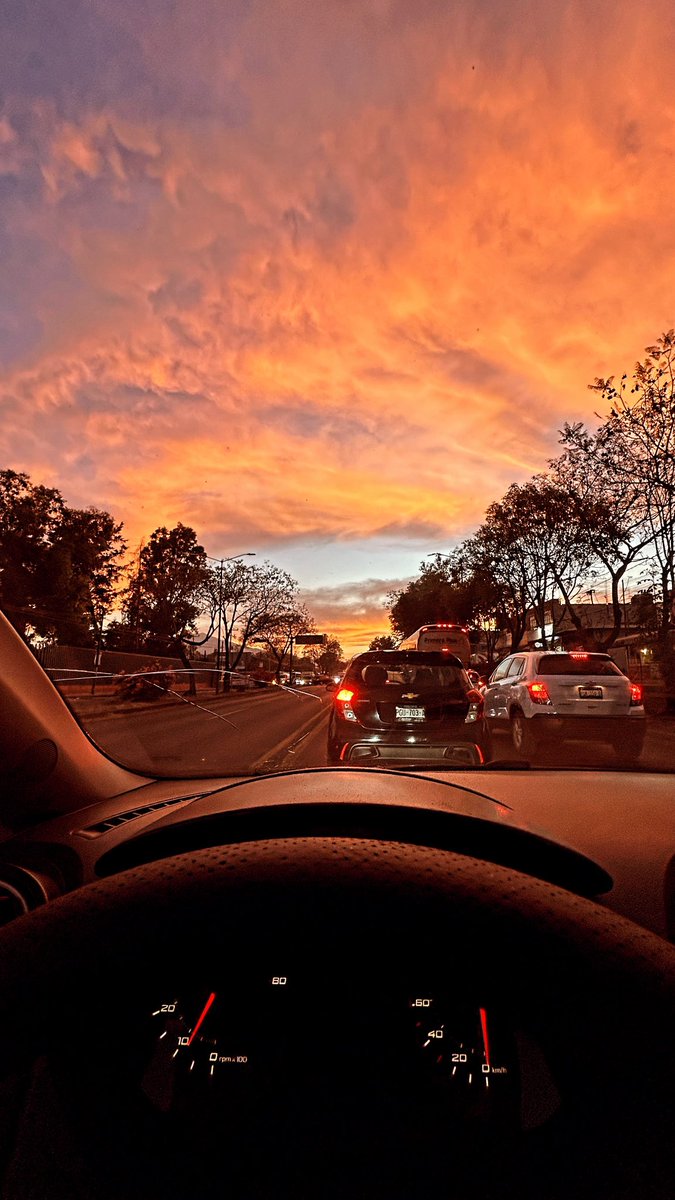 Youvanny_Marin's tweet photo. Atardecer Moreliano
#morelia #8deMarzo #sunsetphotography #iphone #fotografia #Atardecer #carpicture #iphonephotography #Michoacan https://t.co/bb0fEv3q3S