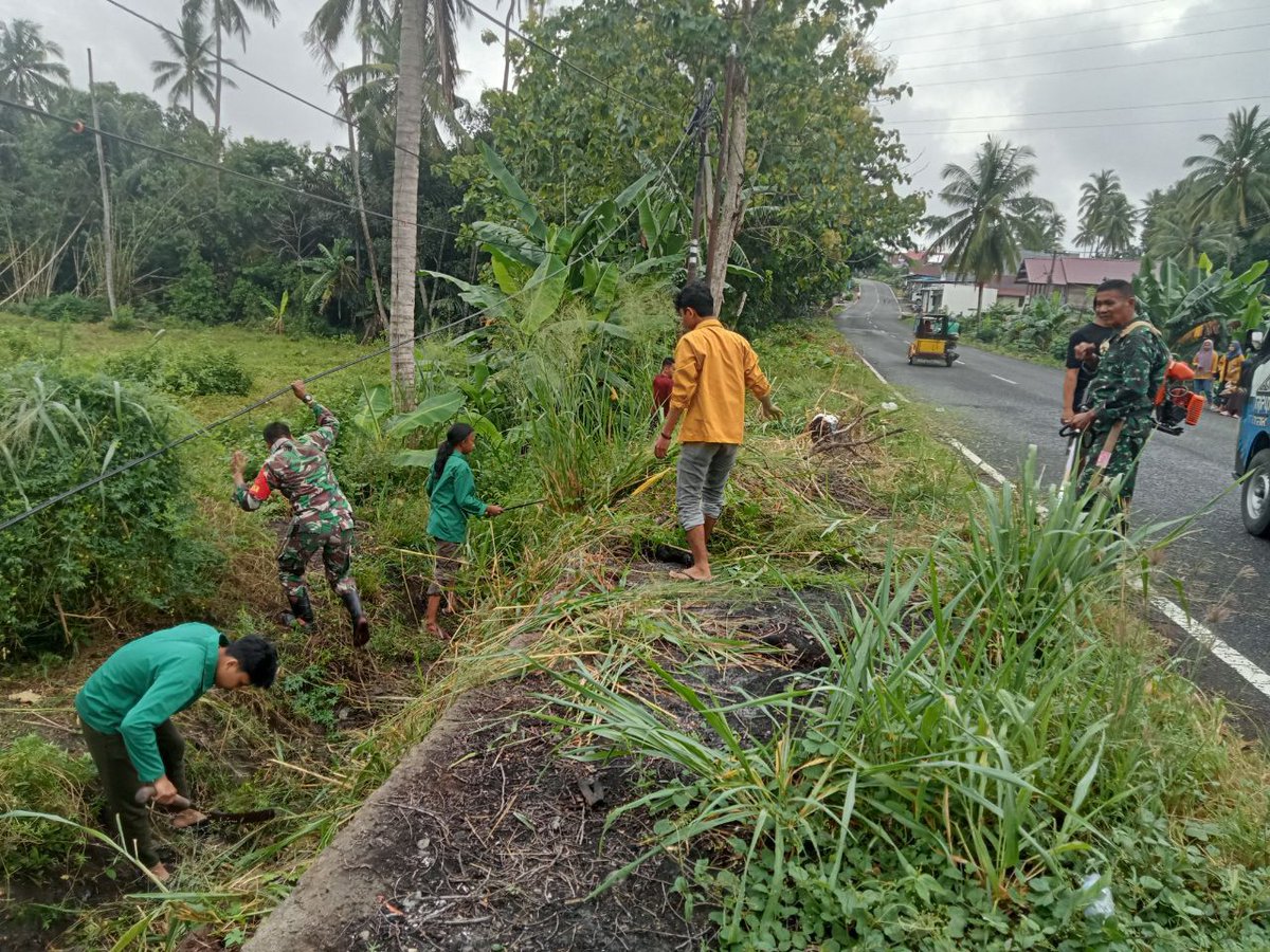 Bertempat di Desa Lalabatariaja Kec. Donri-donri Kab. Soppeng personil Posramil 1423-01/ Donri-donri melaksankan karya bakti pembersihan Selokan, Sabtu 09-03-24.