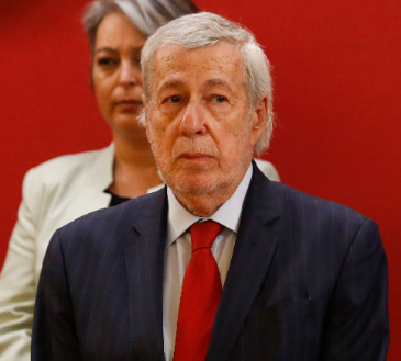 SebastianRochaZ's tweet photo. Me vendieron a Van Klaveren, como un hombre de Estado.

Que venia ordenar la Cancillería, a recuperar el prestigio de Chile a nivel Internacional.

Y ahí lo tienen, escondido, bajando la cabeza ante los caprichos y gustitos del innombrable.

Deplorable el señor Van Klaveren. https://t.co/e7rlg1Ay9z