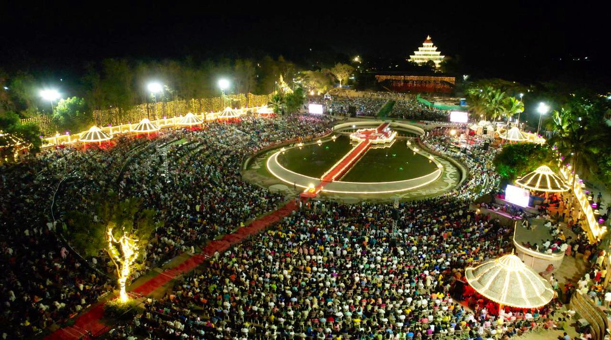 Gurudev's tweet photo. Nothing other than Shiva really exists, even in the field of duality! 

Over 250,000 at @BangaloreAshram and more than a million online soaked in ancient chants, deep meditation &amp; soulful music during #Mahashivratri celebrations. https://t.co/pOSK6IKfnM