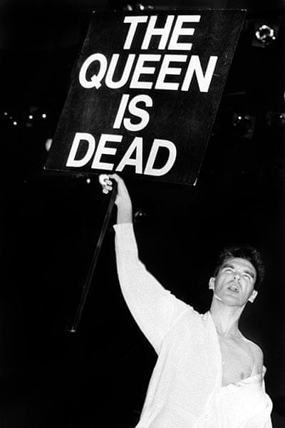 Sempre contro il pensiero dominante. Sempre contro la sedicente democrazia. Sempre contro i buoni. Sempre contro la massa democratica.

'The Queen is dead boys...'
#Moz
#Mozzer 
#VivaHate
#TheSmiths