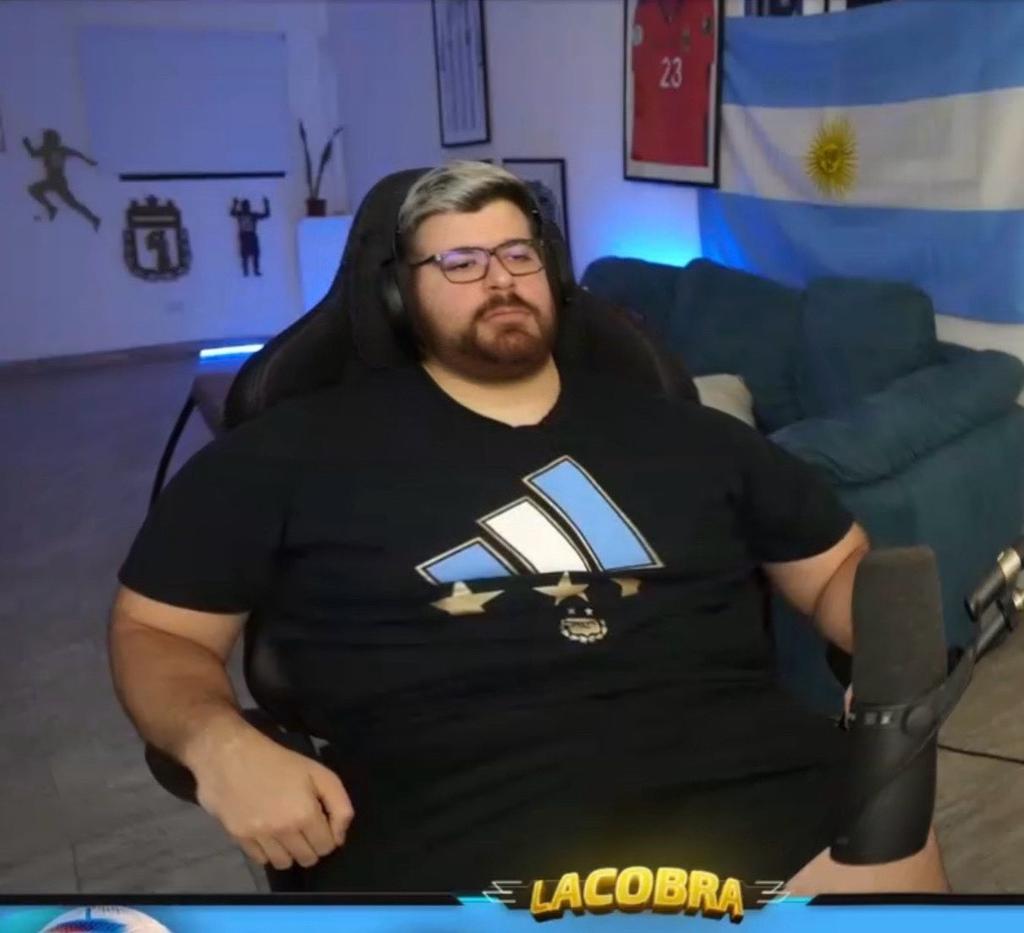 OOC_LACOBRAAA's tweet photo. JAJSAJSJAJSAJ Son iguales https://t.co/HZsoakoo5E