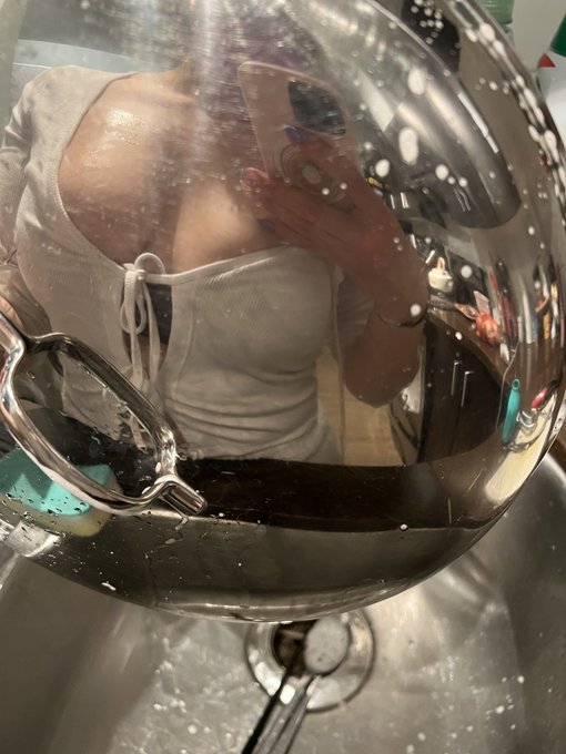 My boobies wanted to say hello while I do the dishes 🧼 https://t.co/alTjQyaMVd