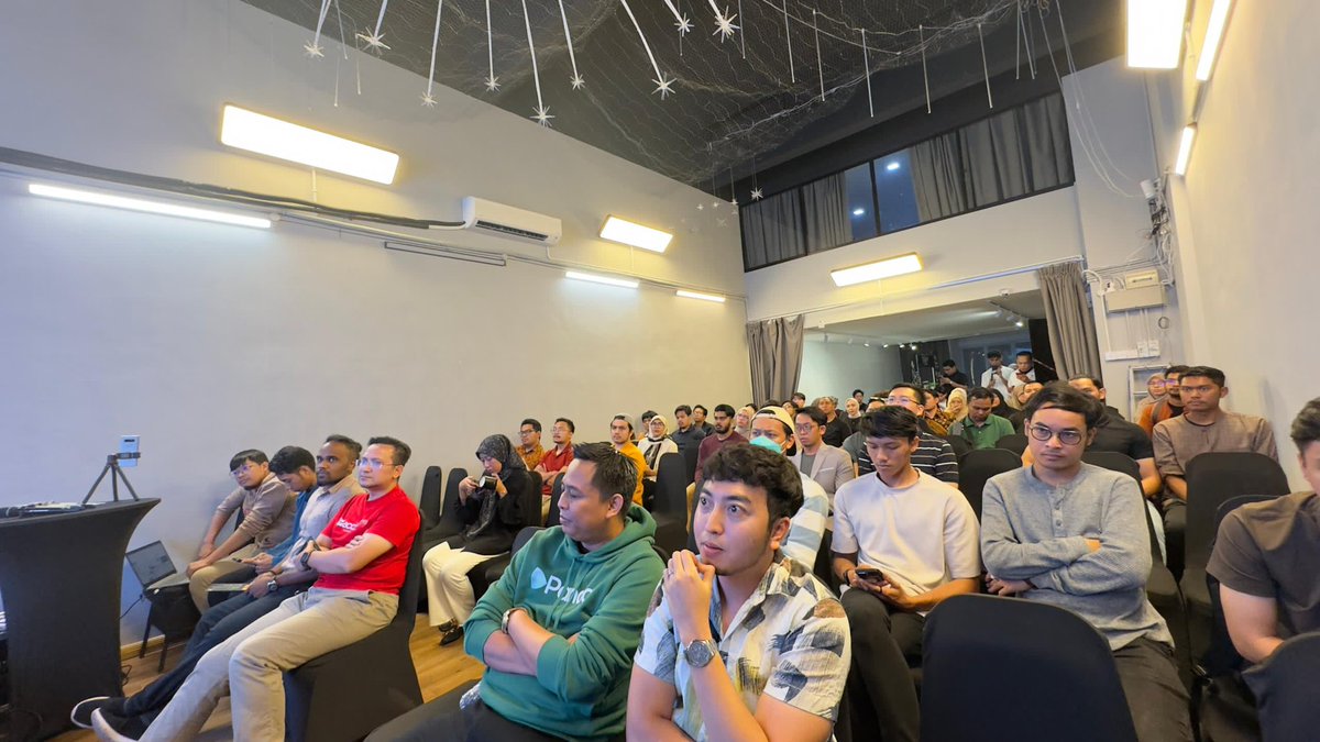 qiub_io's tweet photo. Very happening last night! 💥

Finally its happened for real! Our first physical gathering event! 

#QiubersHadir #QiubEvent https://t.co/Q5JZq31wLB