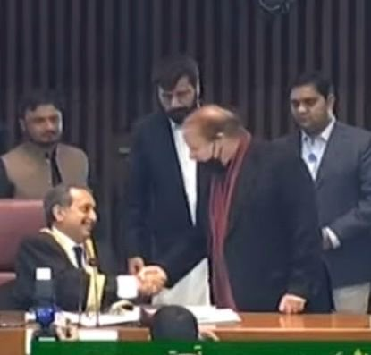 realrazidada's tweet photo. سنا ہے اس تصویر سے یوتھڑوں کو آگ لگی ہوئی ہے؟
☺️☺️ https://t.co/DfQl4nBmvy