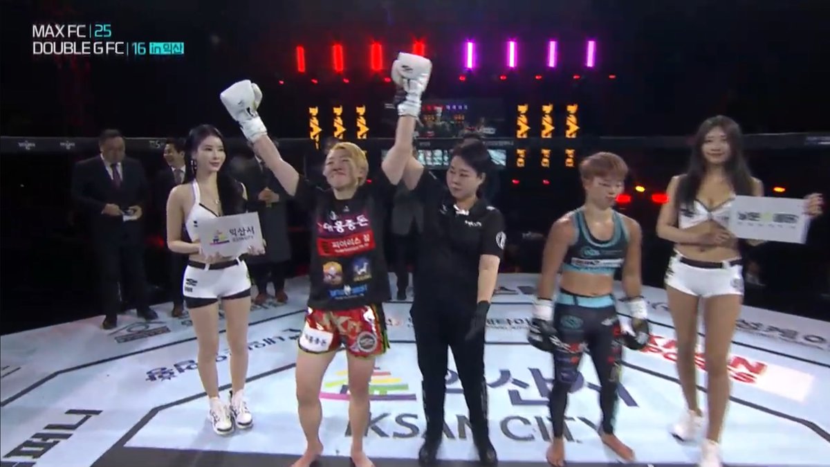 Executioner893's tweet photo. -52kg契約 韓日国際戦 2分5R チェ・ウンジ(Feerless Gym)vs 朱里GSB(GSB名古屋)、ウンジの判定勝ち。パワーを感じさせるウンジが終始前に出る試合展開。3Rの組み膝とパンチ連打で朱里選手を封じたMAX FC女子バンタム級王者・ウンジが勝利した。
▶︎https://t.co/paLnJ1llTN
#shootboxing #MAXFC https://t.co/QXeRv1ewyO