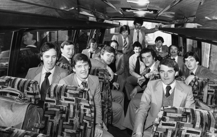 Dundee United players on the team bus. Must be after August 1979 given that Pettigrew is there. @JimSpenceDundee @ArabArchiveDUFC