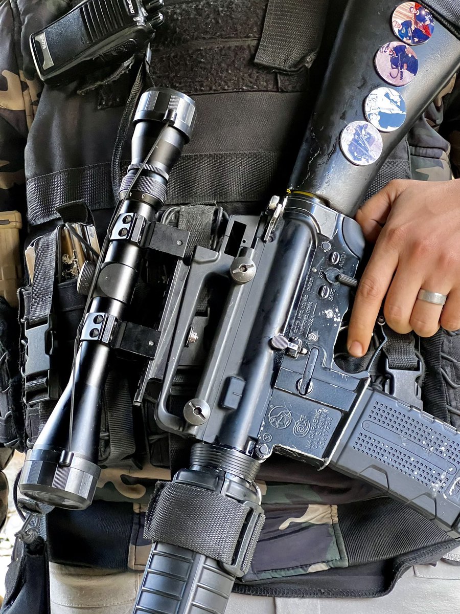 Sono tornata nel campo profughi palestinese di Tulkarem. Ero stata qui a ottobre dopo un raid notturno israeliano, ci sono tornata all’alba di un altro raid, il diciottesimo dal 7 ottobre. 

C’è l’asfalto divelto e una strada distrutta, i cavi elettrici tagliati, i bossoli per