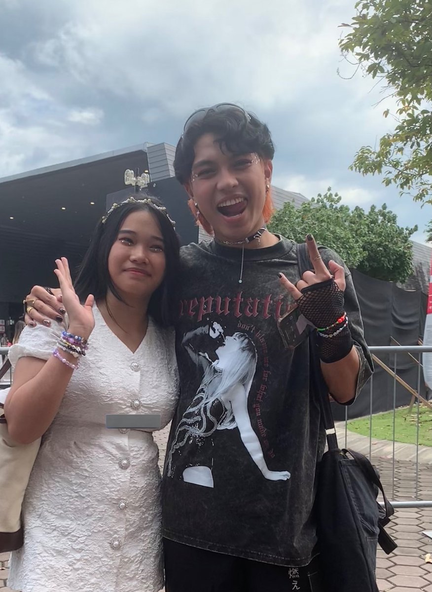 montowmiaa's tweet photo. guess who met @gianbernardino_ !!! im so so so so so happy 🥹 naiiyak ako talaga dito, it was ao nice to finally meet you!! enjoy the show (&amp;singapore)💗🐰 https://t.co/2nqlSbd90O