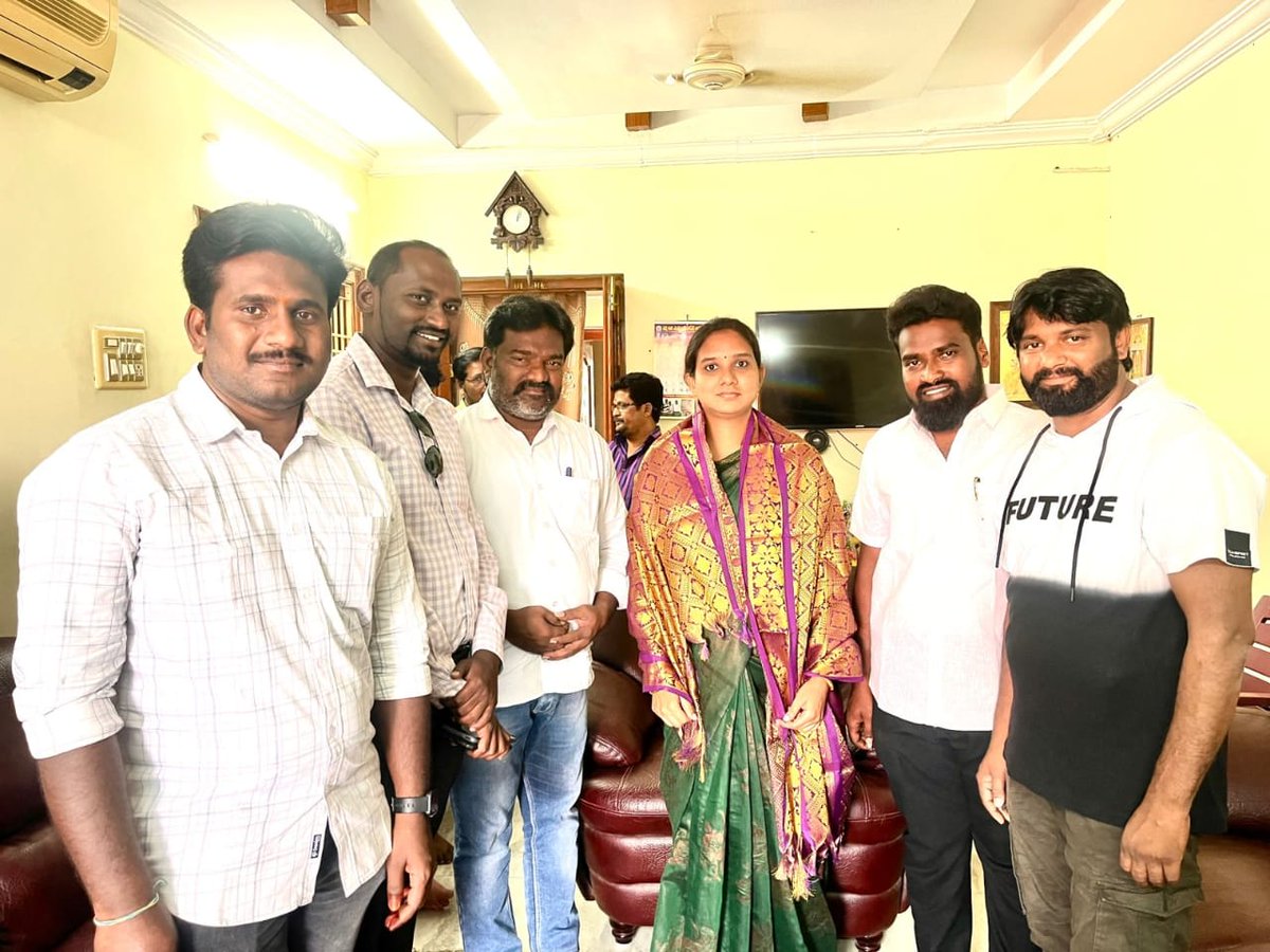 VyasamA's tweet photo. మంగళగిరి ఎమ్మెల్యే అభ్యర్థి మురుగుడు లావణ్య గారిని మర్యాద పూర్వకంగా కలిసిన మంగళగిరి సోషల్ మీడియా టీమ్ సభ్యులు 
Meka VenkataramiReddy Siddham B R Sagar Ysrcp Chinni CM #gouse #manohar https://t.co/VoZ2T3q37I