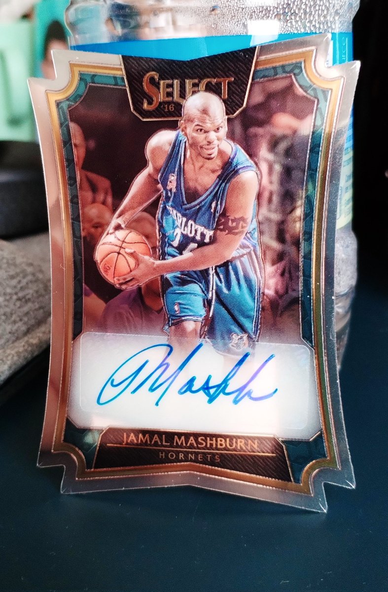 Clutch23Product's tweet image. 🚨𝐂𝐎𝐍𝐂𝐎𝐔𝐑𝐒🚨
-MARATHON DES 90s-

On continue avec la 5eme carte du marathon des 90s &amp;amp; aujourd'hui c'est le tour d'un joueur apprécié de tous à l'époque 🥰
Gagne cette magnifique carte signée de MR Jamal Mashburn 🔥

🏀 Pour jouer :

ME FOLLOW
RETWEETER
LIKER 
TAG UN AMI