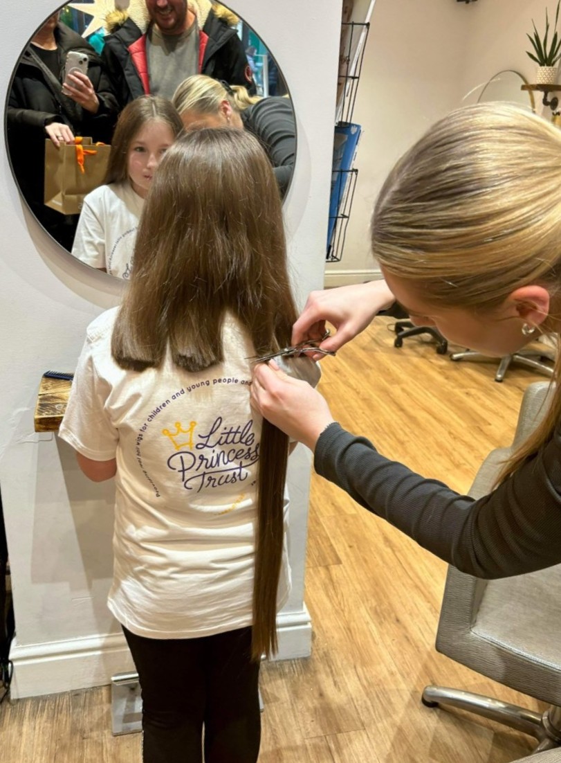 LPTrustUK's tweet image. Welcome to the SuperGrower family, River - we’re lucky to have you! 🙌

River managed to raise a remarkable £1,307, alongside donating 21” of her lovely locks! 🙌💜

Has this superstar persuaded you to make a difference to those we support? 👉 ow.ly/S7ie50QIORg