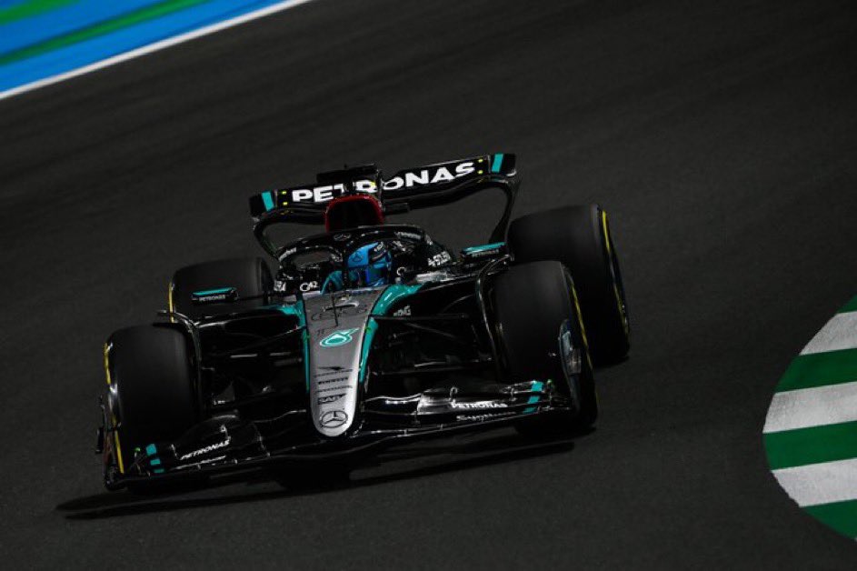 Mercedes na tom v sobotu nebyl vůbec dobře, hlavně tedy Lewis Hamilton. George na tom byl napříč Q2 a Q3 podstatně lépe, i tak ale na polesittera Verstappena ztratil 0,844s. To je jednoduše masakr, obří ztráta. 

Russell si ale tak zlý výsledek a start z P7 způsobil sám, jak…