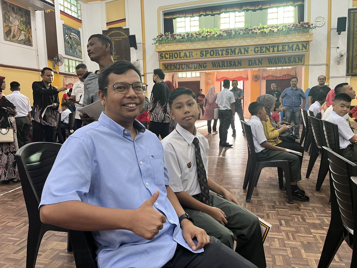 drzakirashid's tweet image. Another collegian in the house. Zarif mengikuti jejak saya, Paksu dan abangnya. 

#KSAH #almamater #form1