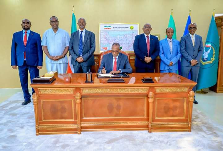 Somaliland President @musebiihi has officially signed electoral laws. Somaliland now has applicable laws to hold dual elections in November 2024. #SomalilandElections2024 #Somaliland