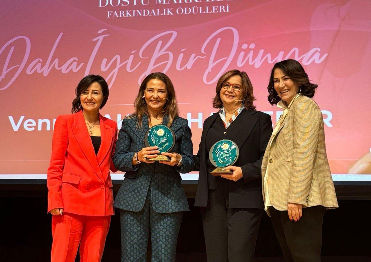 vennasakyol's tweet photo. Bu hafta, “Kadın Dostu Markalar Farkındalık Ödülleri” törenindeydim. Bu anlamlı günde Kadın Dostu Markalar Farkındalık Ödülleri kapsamında “Yılın Kadın Girişimcisi Jüri Özel Ödülü’nü aldım, gurur duydum. @Kadindostumarka https://t.co/EgKVDc8XwJ