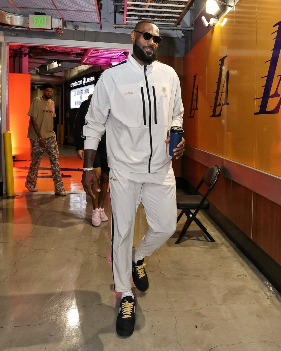 NBA's tweet photo. LeBron with the fit! #NBAstyle https://t.co/P6GINoLQhA
