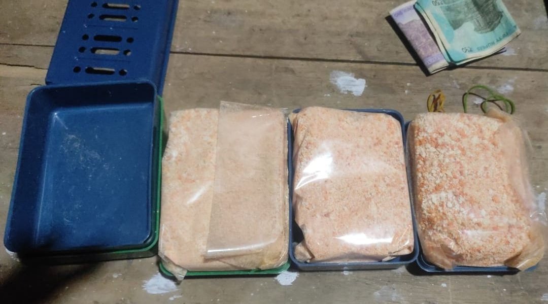 A team of Howly PS apprehended one Shafiqul Islam (24), S/O- Abul Hussain of Howly and recovered & seized 3 nos. of plastic soap cases weighing 35.76 gms suspected to be heroin from his possession. Investigation of the case is in progress. @CMOfficeAssam @DGPAssamPolice…
