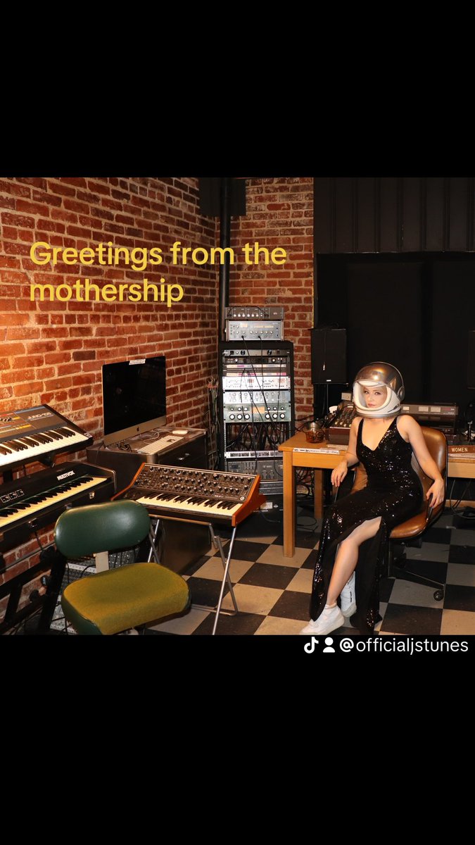 Greetings from the #mothership 🧑🏻‍🚀 🎹 Sending out all those #InternationalWomensDay ✨vibes✨ to the women who dare.

#womenentrepreneurs #womenmusicproducers #femaleentrepreneur #femaleempowerment