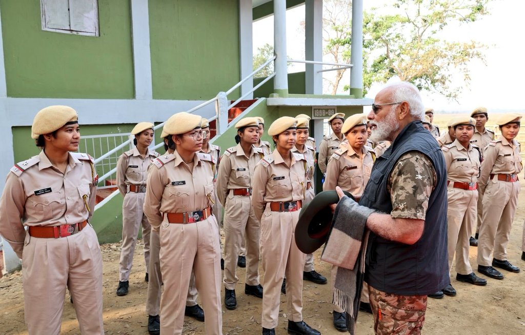 BharatNagarGlo's tweet photo. Prime Minister @narendramodi engaging with the remarkable 'Van Durga' team, a group of dedicated women forest guards at Kaziranga National Park. These inspiring individuals stand at the forefront of our conservation endeavors, fearlessly safeguarding our precious forests and wildlife. 

#Assam #KazirangaNationalPark #ModiParivarAssam #जंगल_सफारी #safari #PMModi