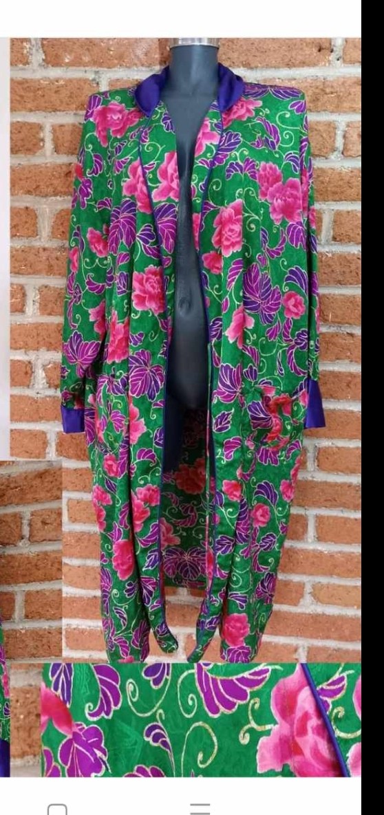 Hola! Hace rato olvidé esta bata en un autobús que iba de Mixcoac a la #Piloto y #Presidentes, #AlvaroObregón, me bajé en la entrada de la Presidentes, si alguien la encontró le agradecería mucho si me la devuelve, tiene mucho valor sentimental 🥺