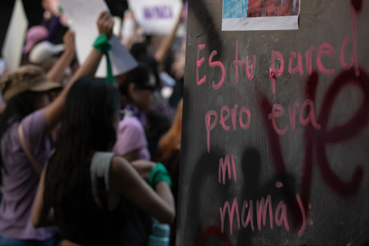 🟣🟢 Este #8M2024, miles de mujeres salieron a marchar en México para exigir un alto a la violencia en su contra. ✊🏽 Con el puño en alto y su voz fuerte, la protesta debe ser escuchada, no criminalizada. ⚡️ Sin embargo, como lo documentó la Red @RompeMiedo, en diferentes