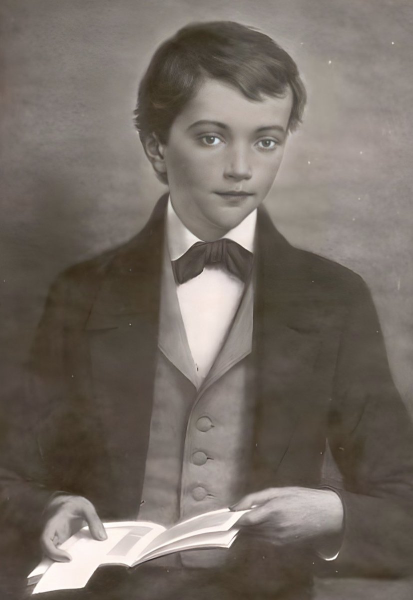 ChristianVenard's tweet image. #saintdujour

Saint Dominique Savio (+1857)

Issu d'une humble famille nombreuse.
Don Bosco le rencontre en 1854,
et le prend dans son école à Turin
De santé fragile, il meurt de la tuberculose
Juste avant de s'éteindre, il dit à ses parents
“ Oh ! Comme c'est beau ce que je vois…