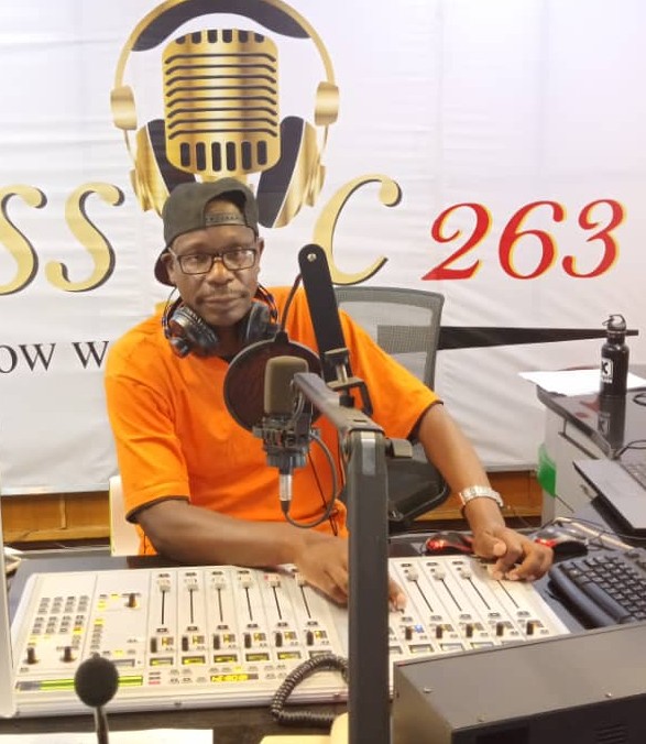 classic263's tweet photo. Today HotStepper stepping in at 1000hrs-1400hrs #WeekendRadio #SMG
Police Check @10.30am
African Rhythms @11.00am
Top 20 ChartShow @13.00pm
Tune in!
@mapurisana https://t.co/VbVtEiBMWA