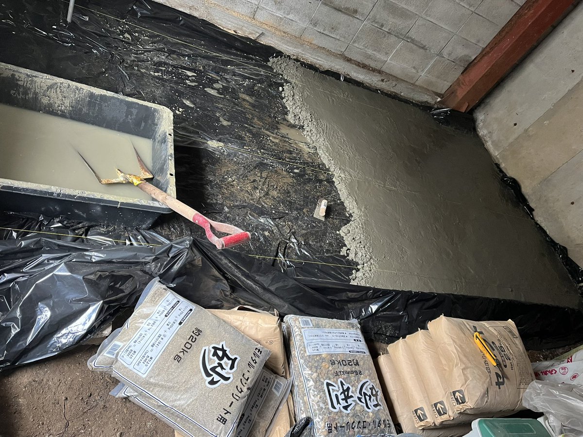 nagagutsu_tom's tweet photo. 倉庫にコンクリート敷いてます👷
素人でもなんとなく出来てる気がする👍
#DIY https://t.co/mCE1YOWC3S