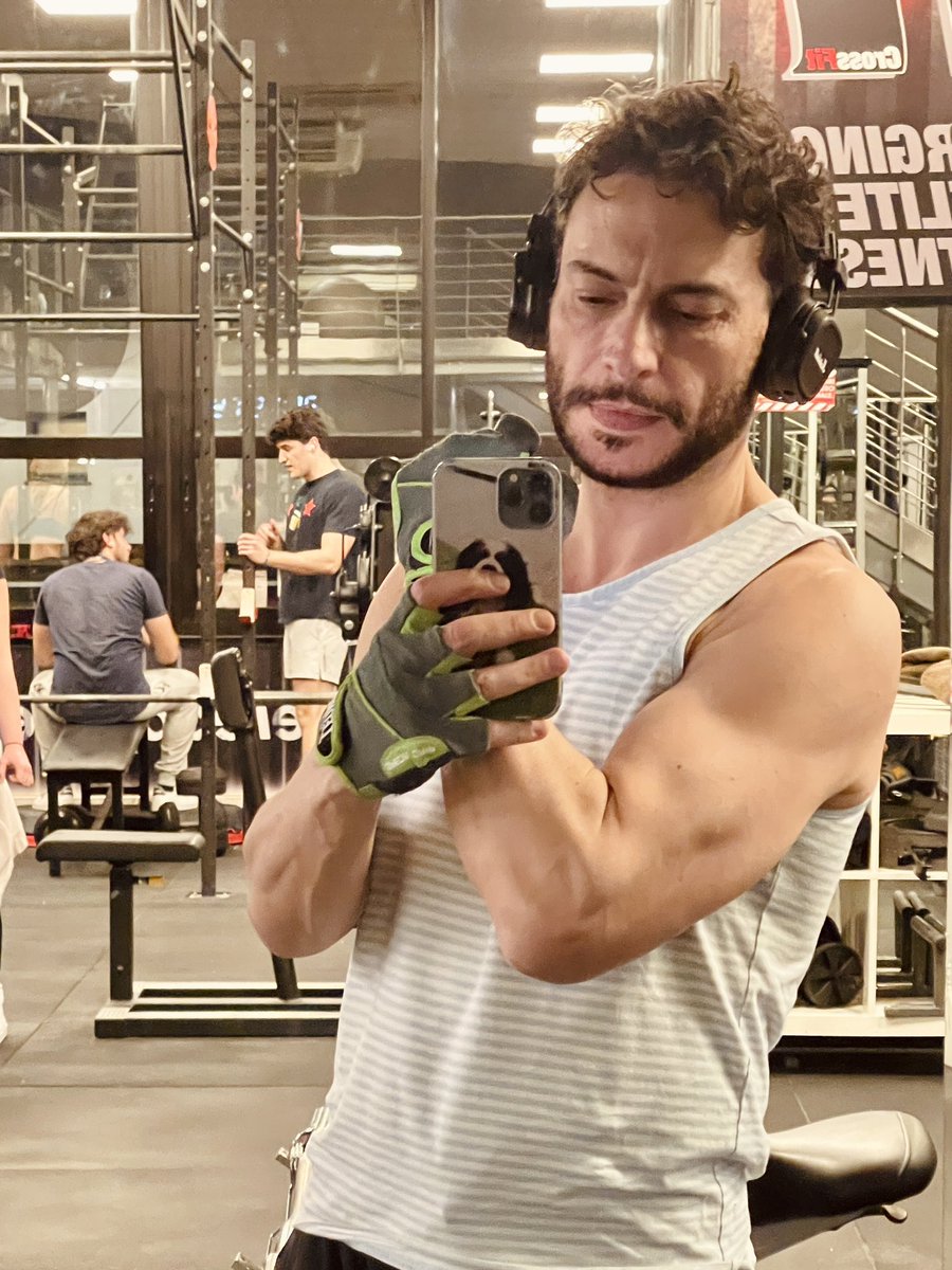 Ma la tristezza che ti assale quando carichi la foto su Google alla ricerca dell’hashtag perfetto e il risultato è #Gay #hairy #daddy #flexing #biceps?