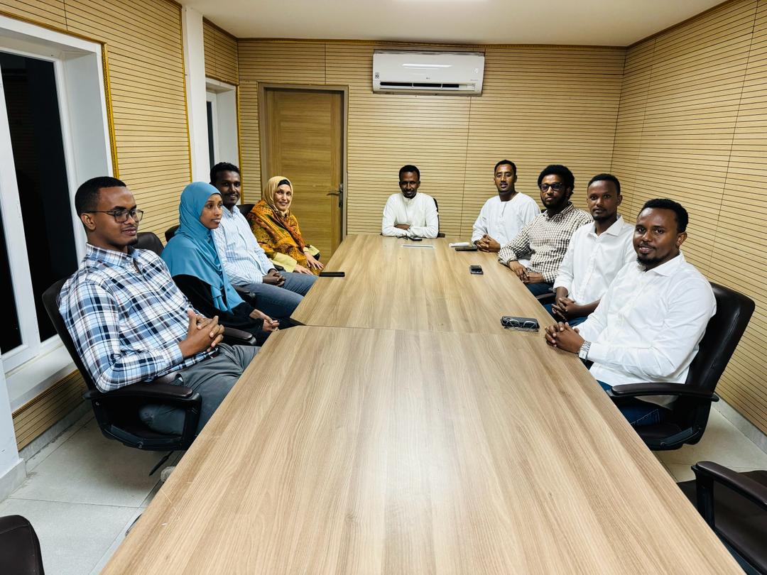 DrMaryanQasim's tweet photo. Maalmihii aan Muqdisho ku sugnaa waxaan la kulmay Agaasimaha guud Erdogan Hospital (ex Digfer) oy wehliyaan qaar ka mid ah dhaqaatiirta ka hawl gasha isbitaalka. Waxaan ka wada hadalnay sidii loo horumarin lahaa guud ahaan adeegyada caafimaadka loo fidiyo ummadda soomaaliyeed. https://t.co/fYJM55jHaB