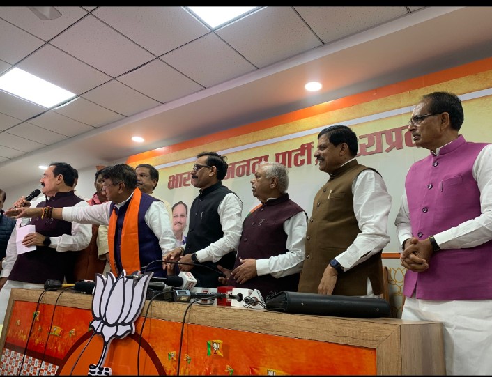 Anil_Advance's tweet photo. आज फिर कांग्रेस के कही दिग्गजों ने भाजपा को ज्वाइन कर लिया।आखिर क्यों कांग्रेस को मध्य प्रदेश में ही बड़े झटके लग रहे हैं? पहले दिग्विजय सिंह और अब जीतू पटवारी मध्य प्रदेश में कांग्रेस को खत्म कर ही दम लेंगे। https://t.co/buYexfmMIx
