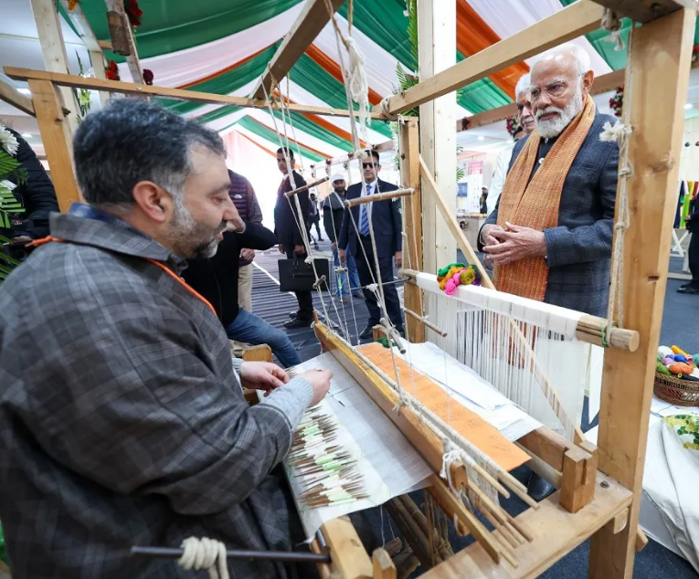 Hon'ble Prime Minister Interacts with Master Artisans during his visit to Srinagar @OfficeOfLGJandK @TexMinIndia @DoIC_JK @UNESCO @JandKTourism @diprjk @mashah06 #UNESCOCraftCitySrinagar #Craft #FolkArt #Handicraft #Kashmir #KnowYourArtisan PC: PTI ; The KM