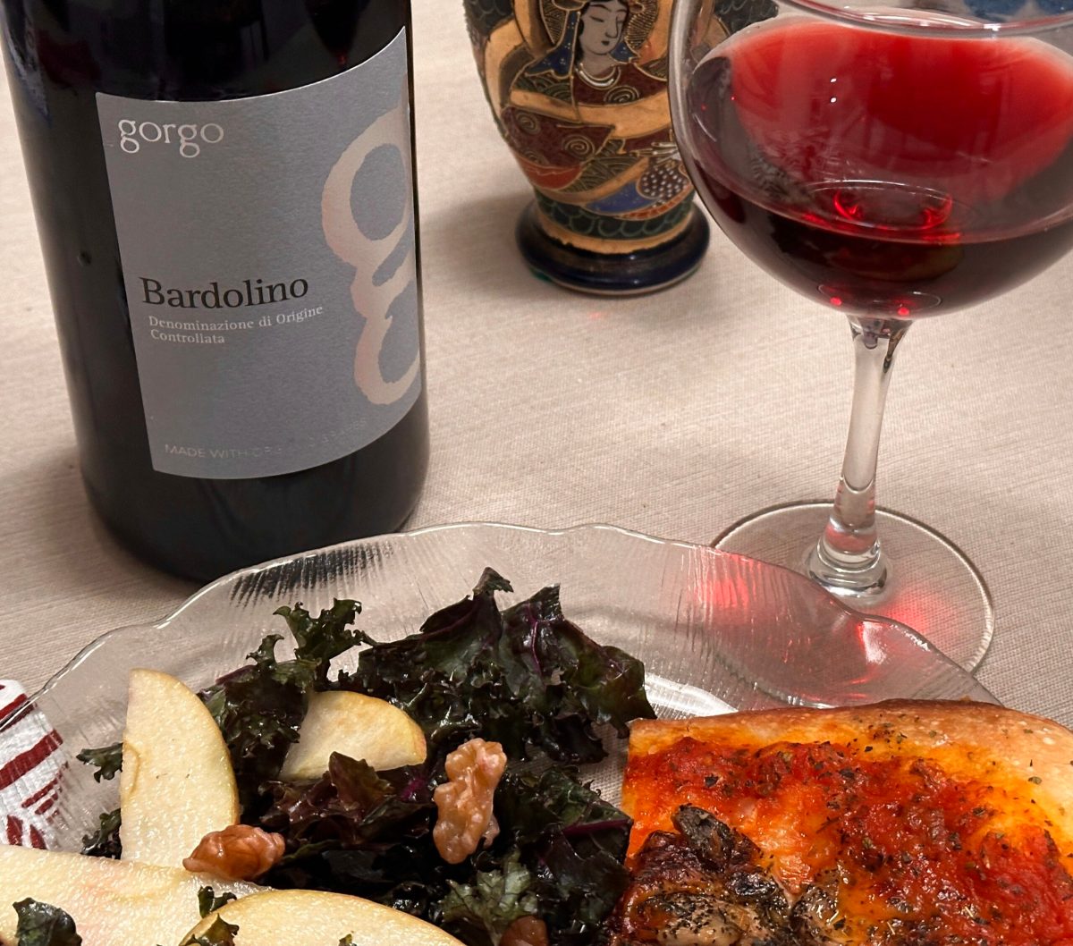 Pizza wine! Fresh, fruity and made from native Italian grapes (#ItalianFWT): Corvina and Rondinella. Let’s call them two gentle grapes of Verona. You may have met these indigenous Italian grapes in popular Valpolicella. Now I… bit.ly/3wJ1bwJ by @linda_lbwcsw #vino #wine