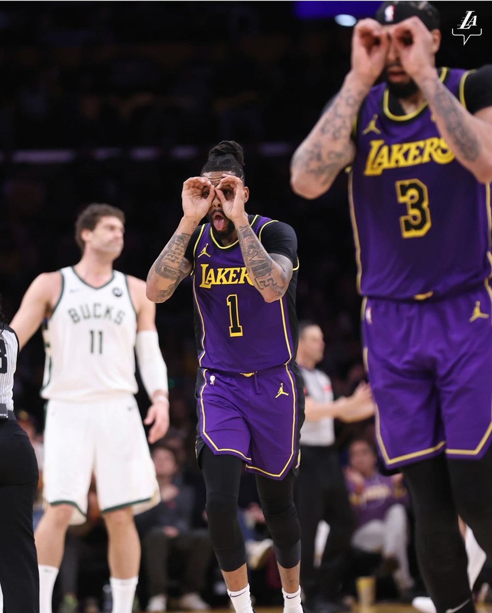 LakersEmpire's tweet photo. D’Angelo Russell tonight vs Bucks

44 Points
6 Rebounds 
9 Assists
9/12 from Threes
68% FG

#LakeShow https://t.co/301Ru54FOJ
