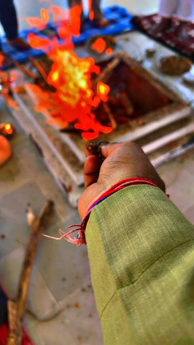 Sai30216's tweet photo. ॐ त्र्यम्बकं यजामहे सुगन्धिं पुष्टिवर्धनम् । उर्वारुकमिव बन्धनान् मृत्योर्मुक्षीय मामृतात्|| https://t.co/CLgTwUwohe