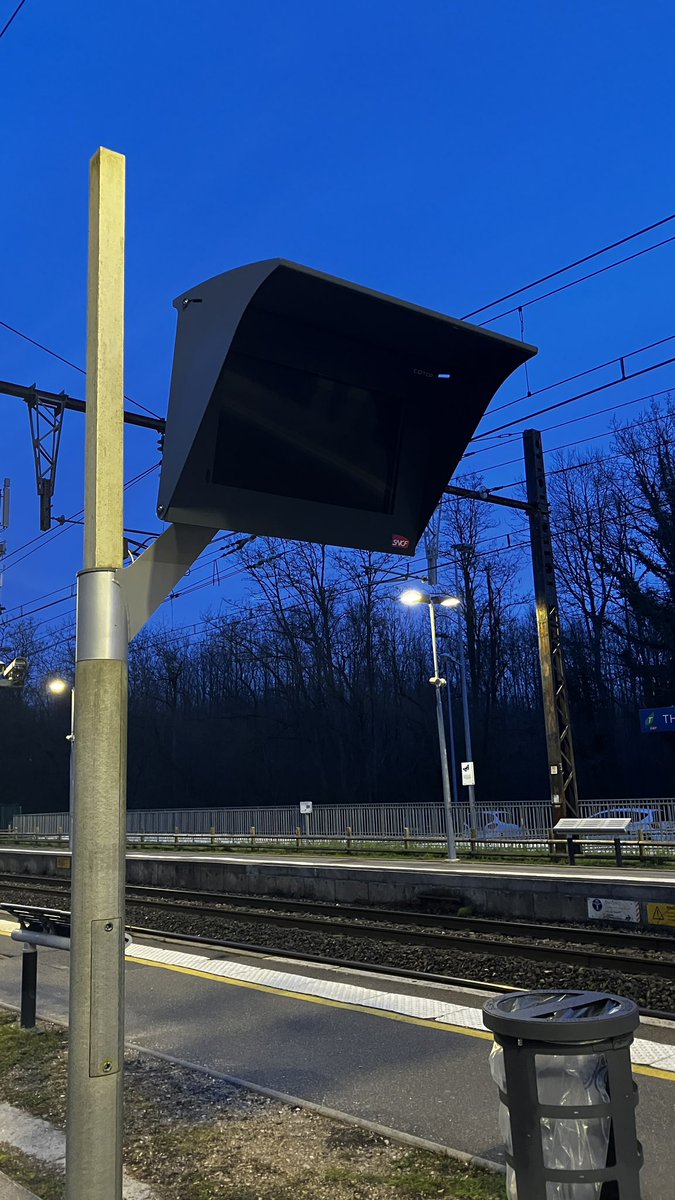 corvoleon's tweet photo. @LIGNER_SNCF Bonjour, pour vous signaler un écran en panne sur la voie 2 à Thomery (TMR-v2-004) ! Bonne journée https://t.co/31RHmrLKjI