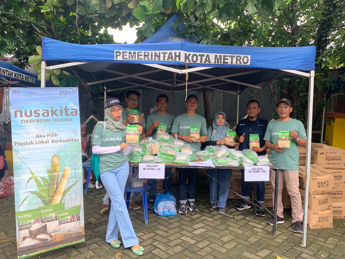ptpn_7's tweet photo. PTPN 1 Regional 7 Proaktif Ikuti Pasar Murah Gula Putih--> PTPN I Regional 7 sebagai salah satu produsen gula pasir di Lampung terus aktif mendukung kebijakan Pemerintah dalam menekan inflasi. 
@KotaMetro @holding_ptpn 
@lampunggehh 
#pasarmurah https://t.co/sVrWsXtpNv