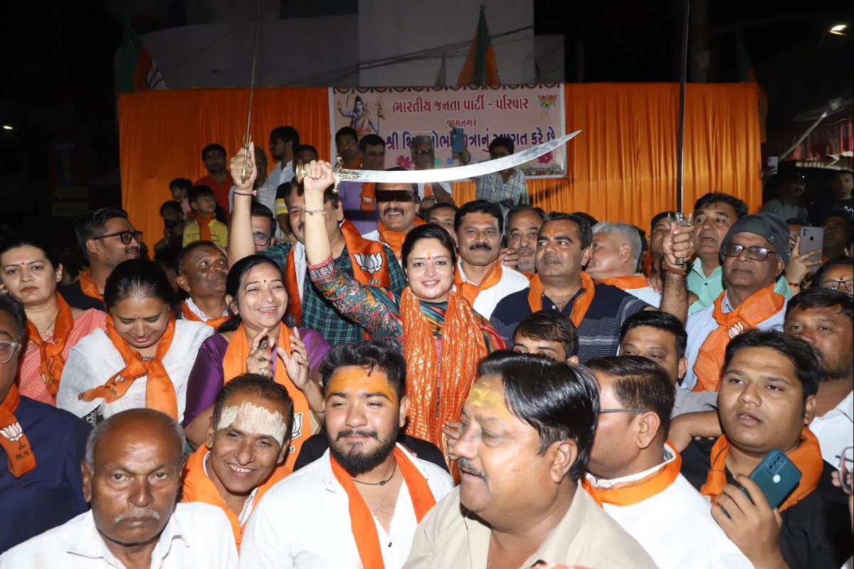 PoonambenMaadam's tweet photo. છોટીકાશી તરીકે જાણીતા જામનગરમાં મહાશિવરાત્રી પર્વ નિમિત્તે યોજાયેલ ભવ્ય શોભાયાત્રામાં આનંદભેર સહભાગી થઈ, ભગવાન શ્રી આશુતોષના દર્શનનો લ્હાવો મેળવી ધન્યતા અનુભવી.

આ પ્રસંગે બહોળી સંખ્યામાં ઉપસ્થિત શિવભક્તો સાથે ધર્મોત્સવ ઉજવણીના ભક્તિમય વાતાવરણમાં દિવ્યતાની અનુભૂતિ કરી. https://t.co/6rlivVN9IG
