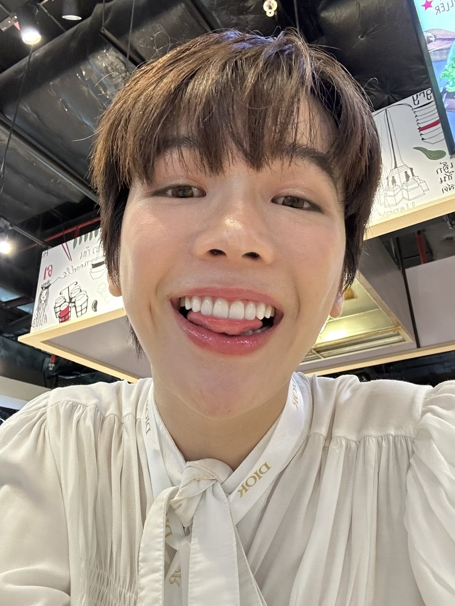 ขอบคุณทุกคนมากๆนะฮะ ที่มาหา ดีใจมากจริงๆมีเอเนอจี้ล้านน % ดีใจที่ได้เจอ ดีใจที่ทุกคนยิ้มนะ หาไรกินอร่อยๆๆกินเยอะๆ กลับบ้านดีๆนะ คิดถึงเสมอ ฝาก #น้องเตอร์หมอฮิลล์ กับ 8 แสบด้วยนะฮะ 💖💛 🍀 มีความสุขที่สุดในโลกเลยยยยย :)  #FoureverYouProject