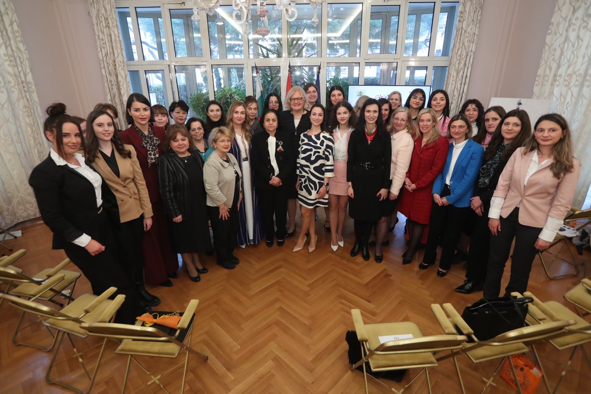 Biliana G. who was awarded for her essay in the initiative 'Women and Diplomacy - Ambassador for a Day' and was UNICEF representative in 🇧🇬 for a day joined the event Girl's Day, hosted by @AustriainBG, supported by Deputy PM and Foreign Minister @GabrielMariya