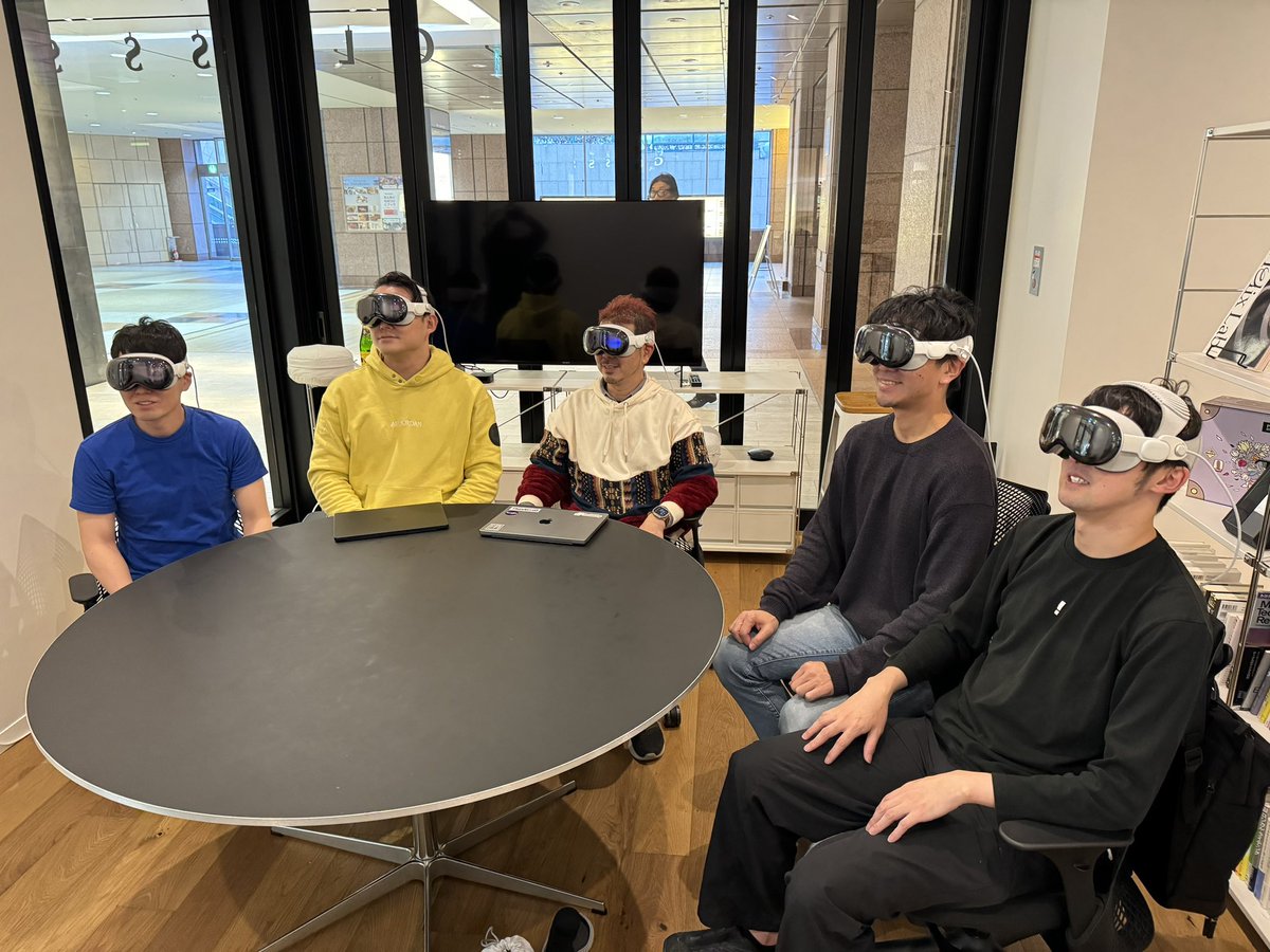 MacFan's tweet photo. 都内某所でApple Vision Pro座談会を開催しました。5人も装着者がいると、〝顔が裸〟の私がその場で浮いてるような気もしてきたり…（笑）。

話題は、皆さんそれぞれの買い方、使い方、今後の期待などなど盛りだくさん。
日本未発売だけあって、貴重な情報交換の場所にもなったようです。

3/29発売の「Mac Fan 5月号」で記事化するのでお楽しみに！

（編集部：関口@t_sekiguchi_ ）