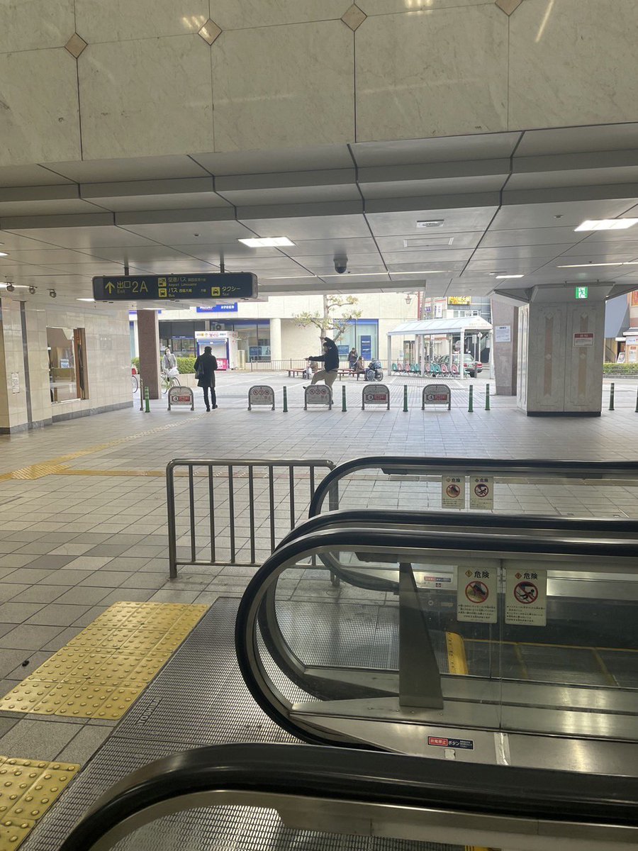 TheWelcome_info's tweet photo. 【会場までの進路】（1/2）
阪急茨木駅の北改札口から出てエスカレーターを下に、右側の出口を出て左に進むと右手に横断歩道が見えてくるので、奥に進んでもらい、左手にあるのがマリアナカフェです！ https://t.co/94cBLOq2wK