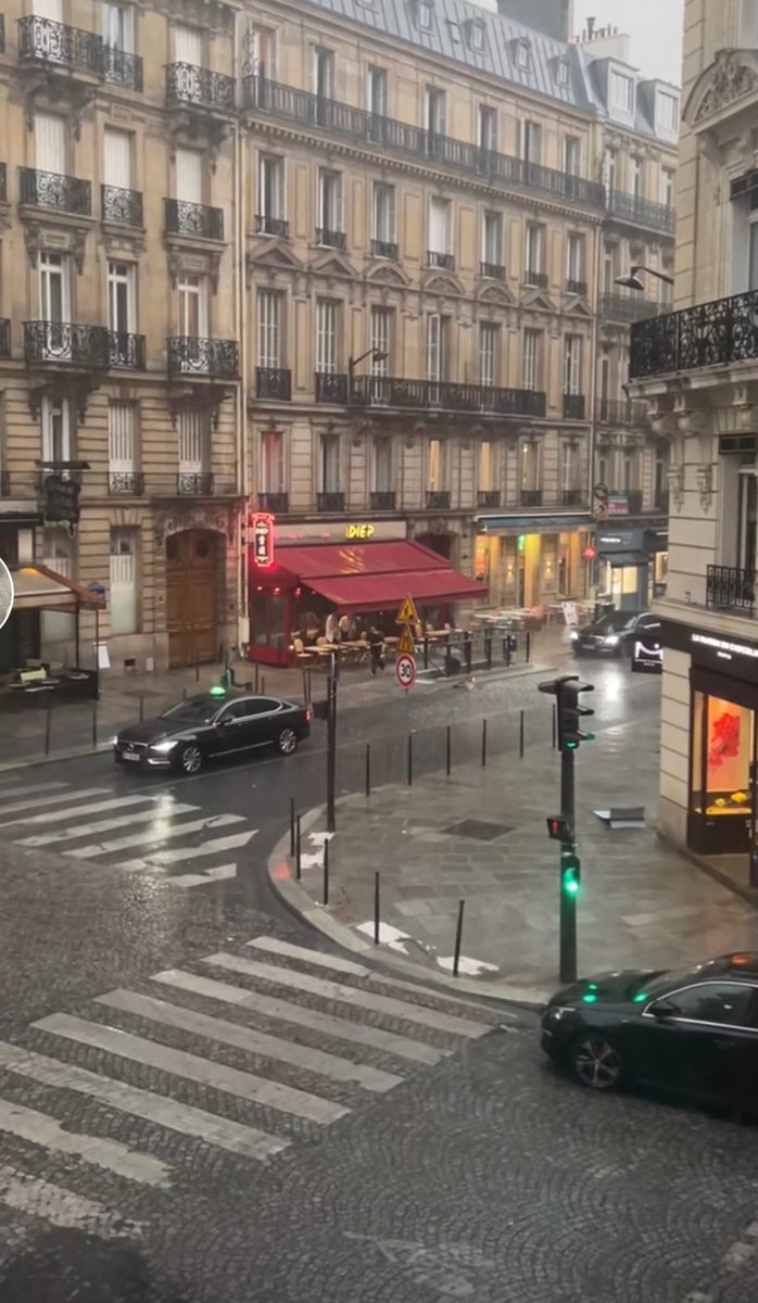 كان صوت المطر في باريس رسائل حب موسيقيه🎻