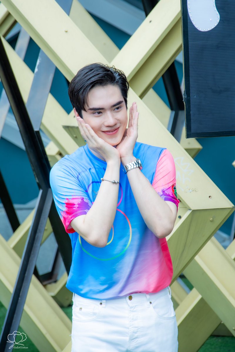 พี่พระเอกมาแจกความน่ารัก และบัตรงานบอล #TEeThanapon #54ปี3Miracles