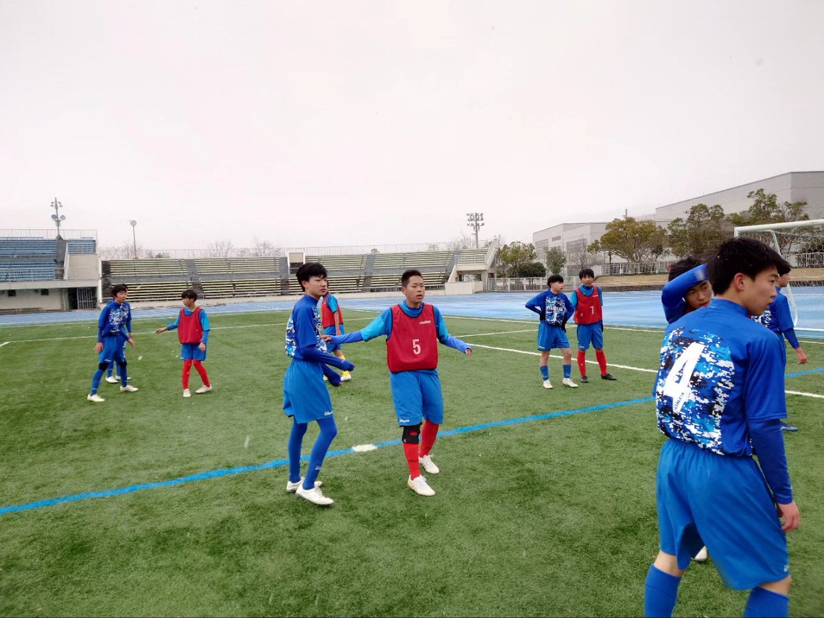 tsurugafc's tweet photo. 時折激しい雪に見舞われる中、無事に3年生を送り出すことが出来ました。
次のステージでのそれぞれの成長を期待しています！ https://t.co/D9ueY6N4ei